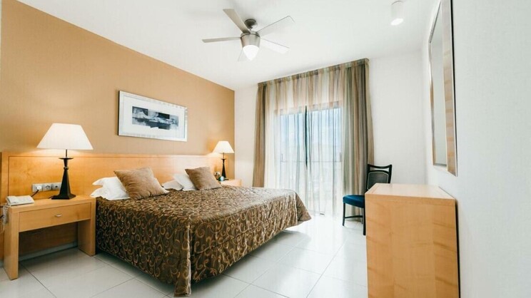 Ona Hollywood Mirage